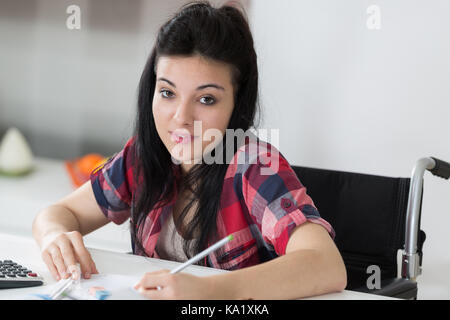 Smiling mobilité student in library à l'université Banque D'Images