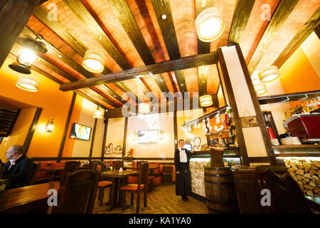 L'intérieur du café avec plafond en bois coloré décoré de lampes. Banque D'Images