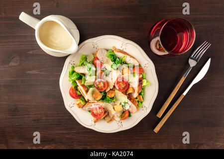 Salade césar au poulet sur fond rustique avec copyspace Banque D'Images