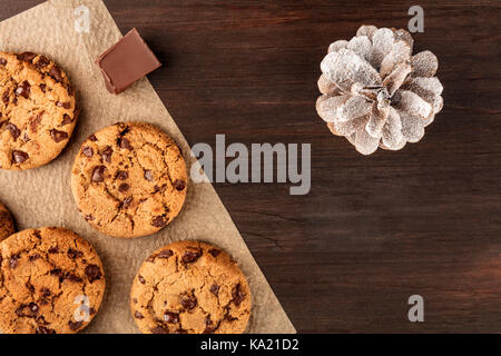 Cookies Chocolat, snowy pine cone, copy space Banque D'Images