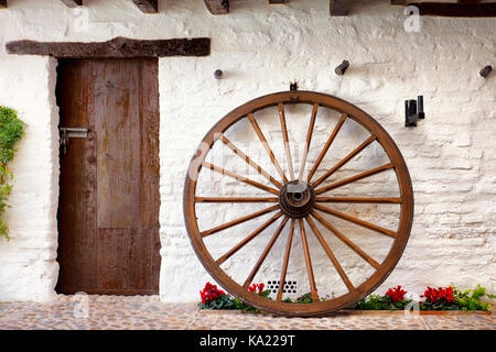 porte rustique et roue en bois dans un patio andalou typique. Cordoue, Espagne Banque D'Images