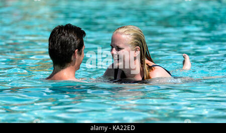 Jeune couple nageant dans la lagune Esplanade, Cairns, Far North Queensland, Queensland, Australie, FNQ Banque D'Images