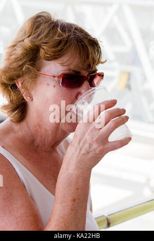 Femme buvant de l'eau froide Banque D'Images