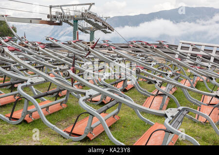 Chaises de remontées mécaniques en attente d'être utilisés dans les Alpes - Autriche Banque D'Images