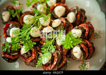 Aubergines frites avec fromage mozzarella, tomates ando, décoré de persil, sur un plat Banque D'Images