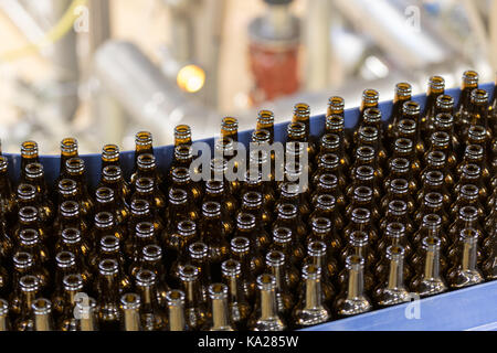 Pilsen, République tchèque - 16 août 2017 : une multitude de bouteilles en verre dans l'usine de bière urquell pilsel Banque D'Images