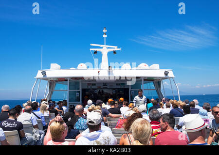 Les touristes profiter d'une journée en mer dans la baie de Naples sur la côte de cpari, Campanie, Italie. Banque D'Images