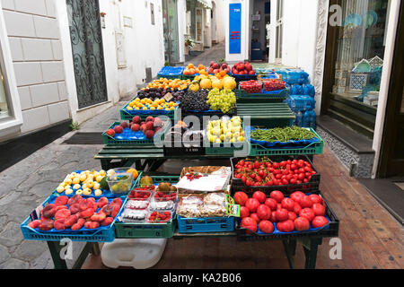 Fruits et légumes frais locaux pour la vente sur un marché de rue dans la région de Capri, Italie. Banque D'Images