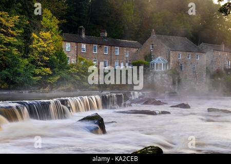 La brume s'élevant du fleuve Tees at Mill Falls dans la région de Barnard Castle par un froid matin d'automne, Teesdale, County Durham, Royaume-Uni Banque D'Images