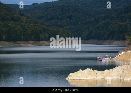 24 septembre 2017 - Arges, Roumanie. le lac vidraru du comté d'Arges en Roumanie avec des bateaux Banque D'Images