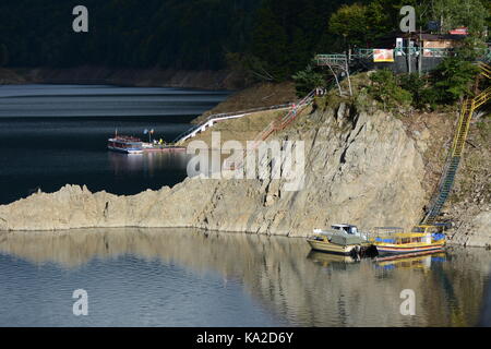 24 septembre 2017 - Arges, Roumanie. le lac vidraru du comté d'Arges en Roumanie avec des bateaux Banque D'Images