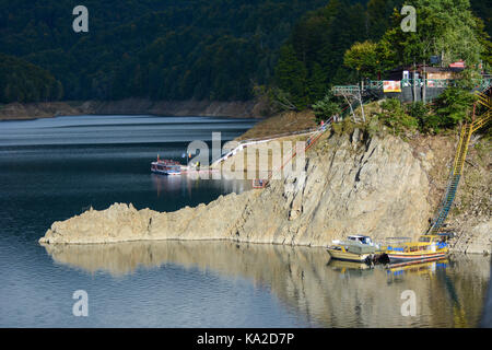 24 septembre 2017 - Arges, Roumanie. le lac vidraru du comté d'Arges en Roumanie avec des bateaux Banque D'Images