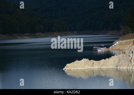 24 septembre 2017 - Arges, Roumanie. le lac vidraru du comté d'Arges en Roumanie avec des bateaux Banque D'Images