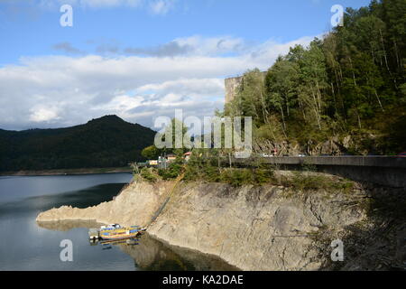 24 septembre 2017 - Arges, Roumanie. le lac vidraru du comté d'Arges en Roumanie avec des bateaux Banque D'Images