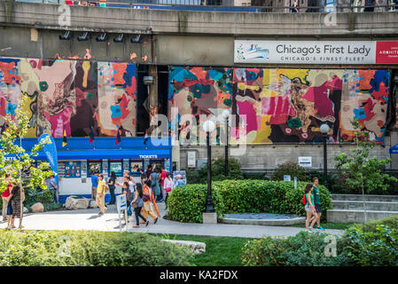 Chicago, scène de rue avec des groupes folk profitant de la marche le long du quai de la rivière Chicago Banque D'Images