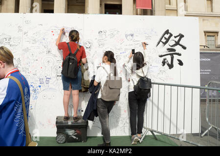 Londres, Angleterre. 24 Septembre 2017 : Les enfants de dessiner et leurs noms sur le mur de graffiti au Japon Matsuri Festival à Trafalgar Square, Londres, Angleterre. Martin Parker/Alamy Live News Banque D'Images