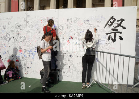 Londres, Angleterre. 24 Septembre 2017 : Les enfants de dessiner et leurs noms sur le mur de graffiti au Japon Matsuri Festival à Trafalgar Square, Londres, Angleterre. Martin Parker/Alamy Live News Banque D'Images