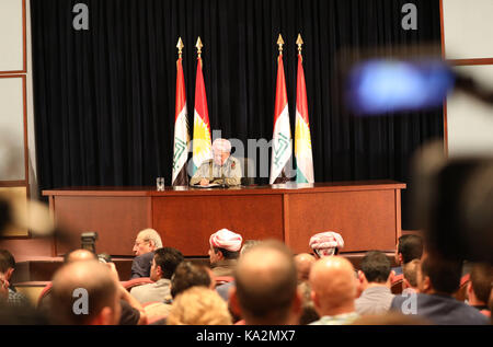 Erbil, Irak. 24 sep, 2017. l'président régional kurde Massoud Barzani (arrière) assiste à une conférence de presse à Erbil, Irak, sur sept. 24, 2017. l'président régional kurde Massoud Barzani le dimanche a confirmé la tenue du référendum sur l'indépendance de la région semi-autonome kurde comme prévu sur sept. 25. Le premier ministre irakien haider al-abadi le dimanche a réitéré son rejet du référendum. crédit : khalil dawood/Xinhua/Alamy live news Banque D'Images