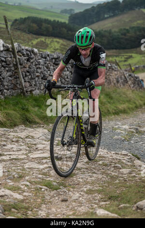 Yorkshire Dales, UK, 24 septembre 2017. Paul Oldham, Hopetech, course en tête du début à la fin dans le monde le cyclo-cross. Crédit : STEPHEN FLEMING/Alamy Live News Crédit : STEPHEN FLEMING/Alamy Live News Banque D'Images