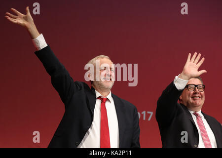 Brighton, UK. 24 Septembre, 2017. Jeremy Corbyn, chef du parti travailliste de l'opposition de la Grande-Bretagne et sous-Tom Watson vague au cours de la conférence annuelle du Parti travailliste à Brighton, Royaume-Uni Dimanche, 24 Septembre, 2017. Photographie : Crédit : Luke MacGregor/Alamy Live News Banque D'Images