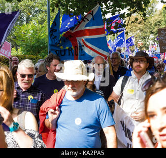 Les niveaux, Brighton, West Sussex, UK. 24 septembre, 2017. Les partisans du mouvement européen de mars à Brighton pour protester contre brexit. ceux qui prennent part à cette semaines mars Conférence, a partir d'aujourd'hui et qui se tiendra au centre de Brighton, d'exprimer leur mécontentement au travail position sur brexit. Credit : Alan Fraser/Alamy live news Banque D'Images