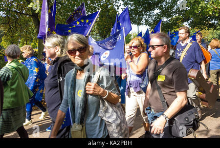 Les niveaux, Brighton, West Sussex, UK. 24 septembre, 2017. Les partisans du mouvement européen de mars à Brighton pour protester contre brexit. ceux qui prennent part à cette semaines mars Conférence, a partir d'aujourd'hui et qui se tiendra au centre de Brighton, d'exprimer leur mécontentement au travail position sur brexit. Credit : Alan Fraser/Alamy live news Banque D'Images