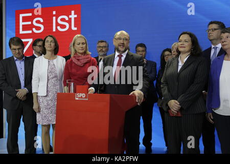 Berlin, Allemagne. 24 septembre 2017. Martin Schulz répond aux membres du parti.Il est entouré de gauche à droite par katarina l'orge, le ministre des affaires de la famille, des personnes âgées, des femmes et des jeunes, Manuela schwesig, le ministre-président de Mecklembourg-Poméranie occidentale, Andrea nahles, le ministre du Travail et des affaires sociales, et Barbara Hendricks, le ministre de l'environnement, de la conservation de la nature et de la sûreté nucléaire. le candidat pour le chancelier allemand et le président du SPD (parti social-démocrate d'Allemagne) a abordé les membres du parti et la presse dans la partie centrale, le s Banque D'Images