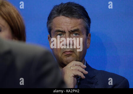 Berlin, Allemagne. 24 septembre 2017. Sigmar Gabriel, le ministre des affaires étrangères, écoute le discours de Martin Schulz, le candidat pour le chancelier allemand et le président du SPD (parti social-démocrate d'Allemagne) a abordé les membres du parti et la presse dans la partie centrale, le Willy Brandt--haus de Berlin. Il était accompagné par d'éminents politiciens spd. Banque D'Images