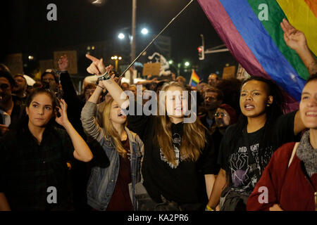 Berlin, Allemagne. 24 septembre 2017 manifestants crier des slogans antifascistes.. des centaines de manifestants se sont réunis à l'extérieur d'un club à proximité de la Alexanderplatz à Berlin qui a été le lieu de l'élection la nuit de la partie de l'aile droite l'AFD (alternative pour l'Allemagne) partie. Ils ont protesté contre la victoire électorale du parti qui a gagné près de 13  % des voix. le lieu était était protégé par un grand nombre de policiers anti-émeute. crédit : michael debets/Alamy live news Banque D'Images