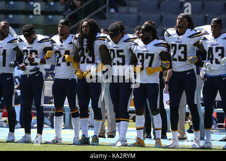 Carson, ca. Sep 24, 2017. La solidarité dans les bras chargeurs verrouillé pendant l'hymne national avant la NFL Kansas City Chiefs vs Los Angeles Chargers à Stubhub Center de Carson, ca le 24 septembre 2017. (Photographe complète absolue & Company Crédit : Jevone MarinMedia.org/Cal Moore/Sport Media Network Television (veuillez contacter votre représentant des ventes pour l'utilisation de la télévision. Credit : csm/Alamy Live News Banque D'Images