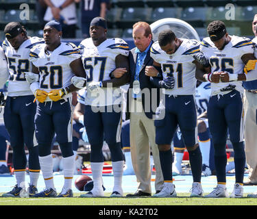 Carson, ca. Sep 24, 2017. Propriétaire de chargeurs Dean Spanos verrouille les bras avec ses joueurs pendant l'hymne national avant la NFL Kansas City Chiefs vs Los Angeles Chargers à Stubhub Center de Carson, ca le 24 septembre 2017. (Photographe complète absolue & Company Crédit : Jevone MarinMedia.org/Cal Moore/Sport Media Network Television (veuillez contacter votre représentant des ventes pour l'utilisation de la télévision. Credit : csm/Alamy Live News Banque D'Images