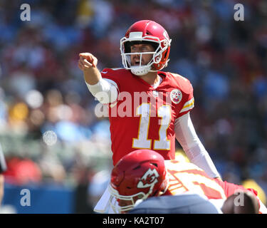 Carson, ca. Sep 24, 2017. Kansas City Chiefs quarterback Alex Smith # 11 appel à la défense dans la NFL Kansas City Chiefs vs Los Angeles Chargers à Stubhub Center de Carson, ca le 24 septembre 2017. (Photographe complète absolue & Company Crédit : Jevone MarinMedia.org/Cal Moore/Sport Media Network Television (veuillez contacter votre représentant des ventes pour l'utilisation de la télévision. Credit : csm/Alamy Live News Banque D'Images