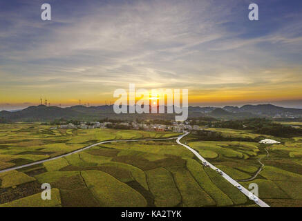 Qiandongnan. 24 sep, 2017. photo prise sur sept. 24, 2017 montre les champs de paddy dans gaopo ville située dans le district de huaxi de Guiyang city, au sud-ouest de la province du Guizhou en Chine. comme l'automne venu, Guizhou Province va entrer dans sa période de récolte de riz. crédit : wu dongjun/Xinhua/Alamy live news Banque D'Images