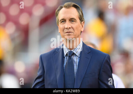 Landover, MD, USA. Sep 24, 2017. Chris commentateur Collinsworth, marche le côté avant le match dimanche soir entre les Oakland Raiders et les Redskins de Washington à FedEx Field à Landover, MD. Credit : csm/Alamy Live News Banque D'Images