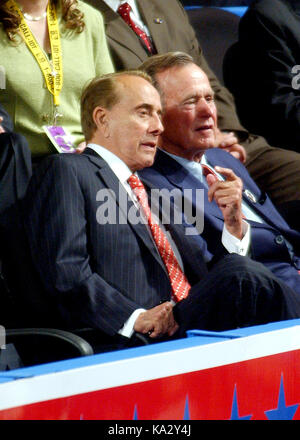 New York, NY - 31 août 2004 -- l'ancien sénateur Bob Dole (républicain du Kansas) et ancien président des États-Unis, George H.W. Bush, écouter les propos du sénateur des États-Unis Elizabeth Dole (républicain de Caroline du Nord) à la convention républicaine de 2004 au Madison Square Garden de New York le lundi 30 août 2004.credit : ron sachs/cnp.(restriction : pas de métro de New York ou d'autres journaux dans un rayon de 75 km de la ville de New York) - aucun fil service - photo : ron sachs/consolidé nouvelles photos/ron sachs - CNP Banque D'Images