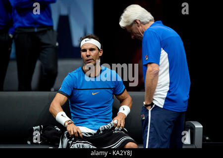 Prague, République tchèque. Sep 24, 2017 joueur de tennis espagnol Rafael Nadal (à gauche, de l'équipe de l'Europe) est vu lors du match contre le joueur de tennis américain John Isner (team world) dans la première édition de la cuve avec le tournoi de tennis de la coupe de Prague, en République tchèque, le 24 septembre 2017. Sur le côté droit est vu le capitaine de Team Europe, le suédois Bjorn Borg. crédit : Michal kamaryt/ctk photo/Alamy live news Banque D'Images