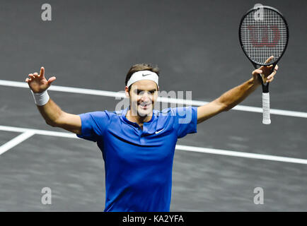 Prague, République tchèque. Sep 24, 2017 joueur de tennis suisse. Roger Federer (Team Europe) célèbre sa victoire après le match contre le joueur de tennis australien Nick kyrgios (team world) dans la première édition de la cuve avec le tournoi de tennis de la coupe de Prague, en République tchèque, le 24 septembre 2017. crédit : Michal kamaryt/ctk photo/Alamy live news Banque D'Images