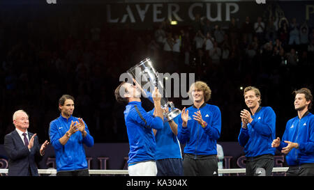 Prague, République tchèque. 24 sep, 2017. Team Europe, l-r (en bleu) Rafael Nadal, Roger Federer, alexander zverev, Tomas Berdych, Dominic thiem, célébrer leur victoire dans la première édition de la cuve avec le tournoi de tennis cup à Prague, en République tchèque, le 24 septembre 2017. Sur le côté gauche est vu rod laver, ancien joueur légendaire. crédit : Michal kamaryt/ctk photo/Alamy live news Banque D'Images