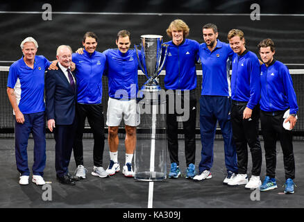 Prague, République tchèque. 24 sep, 2017. Team Europe, l-r (en bleu) le capitaine Bjorn Borg, Rafael Nadal, Roger Federer, alexander zverev, Marin Cilic, Tomas Berdych et Dominic thiem, célébrer leur victoire dans la première édition de la cuve avec le tournoi de tennis cup à Prague, en République tchèque, le 24 septembre 2017. deuxième de gauche est vu rod laver, ancien joueur légendaire. crédit : vit simanek/ctk photo/Alamy live news Banque D'Images