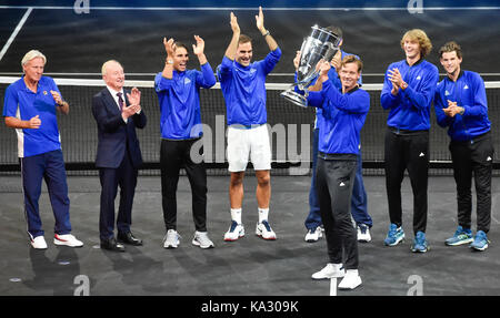 Prague, République tchèque. 24 sep, 2017. Team Europe, l-r (en bleu) le capitaine Bjorn Borg, Rafael Nadal, Roger Federer, Tomas Berdych, alexander zverev et Dominic thiem, célébrer leur victoire dans la première édition de la cuve avec le tournoi de tennis cup à Prague, en République tchèque, le 24 septembre 2017. deuxième de gauche est vu rod laver, ancien joueur légendaire. crédit : vit simanek/ctk photo/Alamy live news Banque D'Images