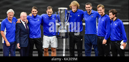 Prague, République tchèque. 24 sep, 2017. Team Europe, l-r (en bleu) le capitaine Bjorn Borg, Rafael Nadal, Roger Federer, alexander zverev, Marin Cilic, Tomas Berdych et Dominic thiem, célébrer leur victoire dans la première édition de la cuve avec le tournoi de tennis cup à Prague, en République tchèque, le 24 septembre 2017. deuxième de gauche est vu rod laver, ancien joueur légendaire. crédit : vit simanek/ctk photo/Alamy live news Banque D'Images