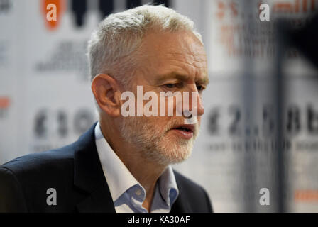 Brighton, UK. 25 septembre, 2017 Jeremy Corbyn. le chef du parti travailliste visiter les stands d'exposition lors de la conférence du parti travailliste dans le Brighton Centre aujourd'hui crédit : Simon dack/Alamy live news Banque D'Images