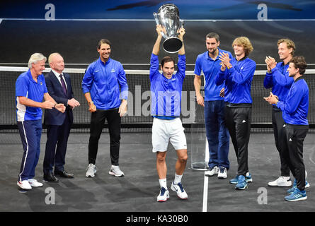 Prague, République tchèque. 24 sep, 2017. Team Europe, l-r (en bleu) le capitaine Bjorn Borg, Rafael Nadal, Roger Federer, Marin Cilic, alexander zverev, Tomas Berdych et Dominic thiem, célébrer leur victoire dans la première édition de la cuve avec le tournoi de tennis cup à Prague, en République tchèque, le 24 septembre 2017. deuxième de gauche est vu rod laver, ancien joueur légendaire. crédit : vit simanek/ctk photo/Alamy live news Banque D'Images