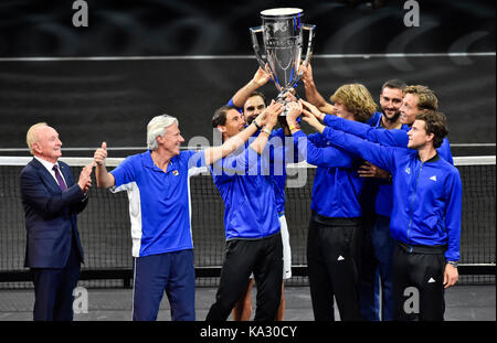 Prague, République tchèque. 24 sep, 2017. Team Europe, l-r (en bleu) Bjorn Borg, Rafael Nadal, Roger Federer, alexander zverev, Marin Cilic, Tomas Berdych et Dominic thiem, célébrer leur victoire dans la première édition de la cuve avec le tournoi de tennis cup à Prague, en République tchèque, le 24 septembre 2017. première de gauche est vu rod laver, ancien joueur légendaire. crédit : vit simanek/ctk photo/Alamy live news Banque D'Images