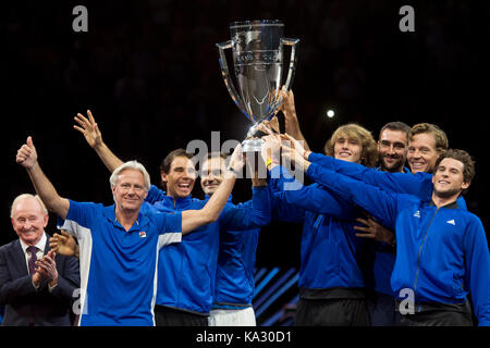 Prague, République tchèque. 24 sep, 2017. Team Europe, l-r (en bleu) Bjorn Borg, Rafael Nadal, Roger Federer, alexander zverev, Marin Cilic, Tomas Berdych et Dominic thiem, célébrer leur victoire dans la première édition de la cuve avec le tournoi de tennis cup à Prague, en République tchèque, le 24 septembre 2017. première de gauche est vu rod laver, ancien joueur légendaire. crédit : Michal kamaryt/ctk photo/Alamy live news Banque D'Images