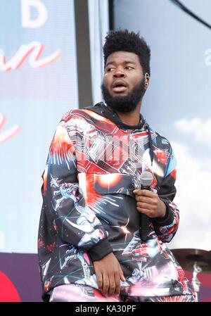 Khalid sur scène pour iheartradio music festival et le village - sat, T-Mobile Arena, Las Vegas, NV le 23 septembre 2017. Photo par : ja/everett collection Banque D'Images