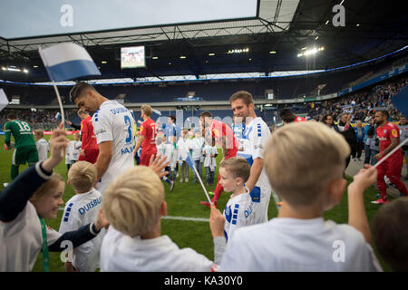 Duisburg, Allemagne. 22 sep, 2017. einlauf der beiden mannschaften dans das stadion, davor kinder mit msv fahnen, fussball bundesliga 2., 8. spieltag, MSV Duisburg (du) - Holstein Kiel (ki), am 22.09.2017 à Duisburg/ Deutschland. | verwendung weltweit credit : dpa/Alamy live news Banque D'Images