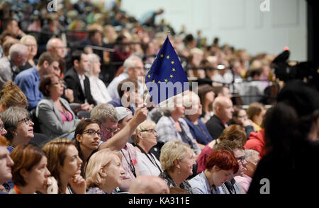 Brighton, Royaume-Uni. 25 septembre 2017. Un délégué agite un drapeau européen à la conférence du Parti travailliste au Brighton Centre aujourd'hui crédit : Simon Dack/Alamy Live News Banque D'Images