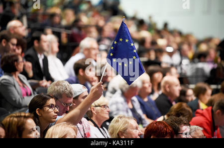 Brighton, Royaume-Uni. 25 septembre 2017. Un délégué agite un drapeau européen à la conférence du Parti travailliste au Brighton Centre aujourd'hui crédit : Simon Dack/Alamy Live News Banque D'Images