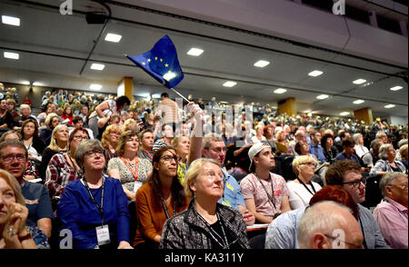Brighton, Royaume-Uni. 25 septembre 2017. Un délégué agite un drapeau européen à la conférence du Parti travailliste au Brighton Centre aujourd'hui crédit : Simon Dack/Alamy Live News Banque D'Images